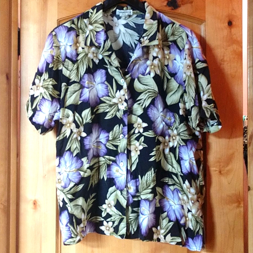 Notations woman's button up Hawaiian shirt